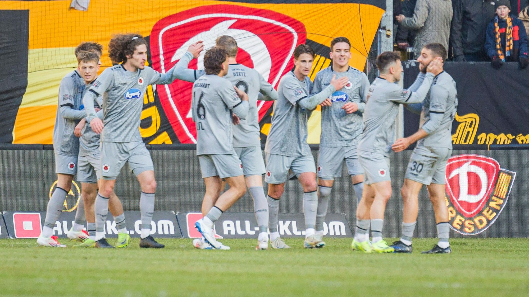19.01.2025, xomx, Fussball 3.Liga, Dynamo Dresden - FC Viktoria Köln emspor, v.l. jubelt, Torjubel, Tor, Goal, Jubel, Freude, freuen zum 0:1 durch Serhat Semih Güler Viktoria Köln DFL/DFB REGULATIONS PROHIBIT ANY USE OF PHOTOGRAPHS as IMAGE SEQUENCES and/or QUASI-VIDEO Dresden *** 19 01 2025, xomx, Fußball 3 Liga, Dynamo Dresden FC Viktoria Köln emspor, v l jubelt, Torjubel, Tor, Goal, Jubel, Freude, freuen zum 0 1 durch Serhat Semih Güler Viktoria Köln DFL DFB REGULATIONS PROHIBIT ANY USE OF PHOTOGRAPHS as IMAGE SEQUENCES and or QUASI VIDEO Dresden