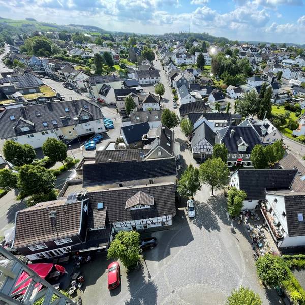 Der Lindlarer Ortskern, fotografiert vom Turm der Kirche St. Severin in Richtung Westen.