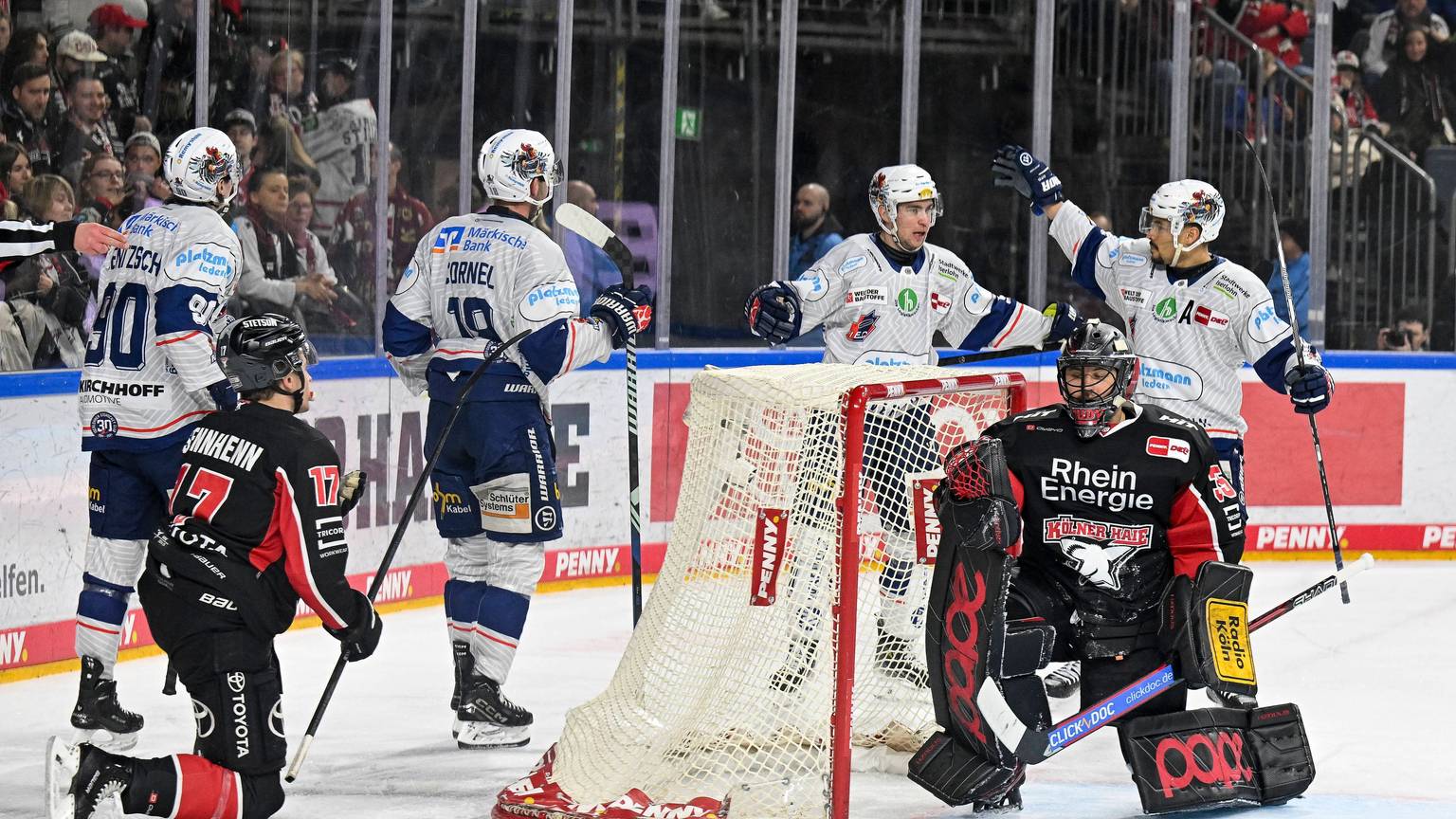 Enttäuschte Kölner Haie und jubelnde Iserlohn Roosters. Torwart Julius Hudacek und Verteidiger Jan-Luca Sennhenn nach dem 0:2.