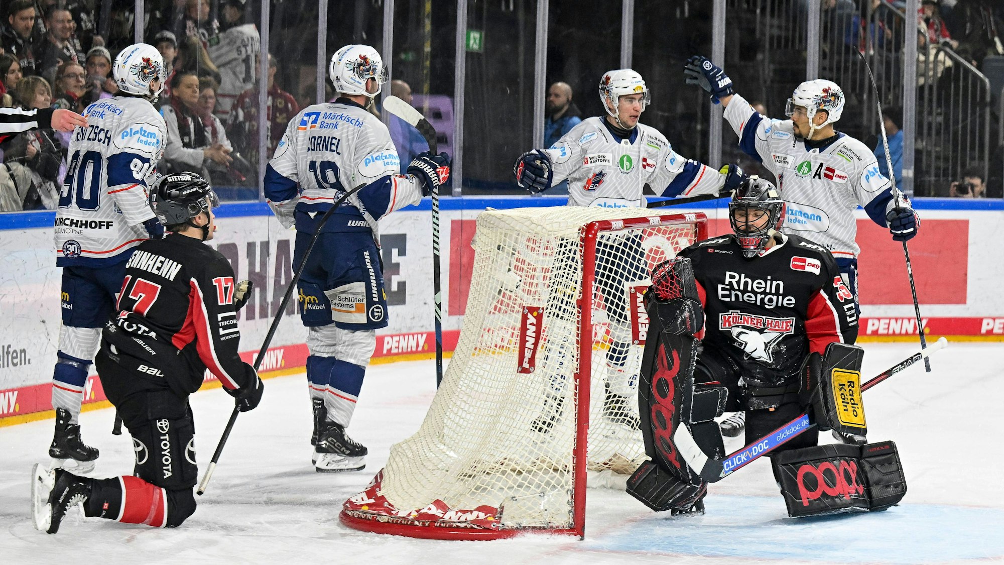 Enttäuschte Kölner Haie und jubelnde Iserlohn Roosters. Torwart Julius Hudacek und Verteidiger Jan-Luca Sennhenn nach dem 0:2.