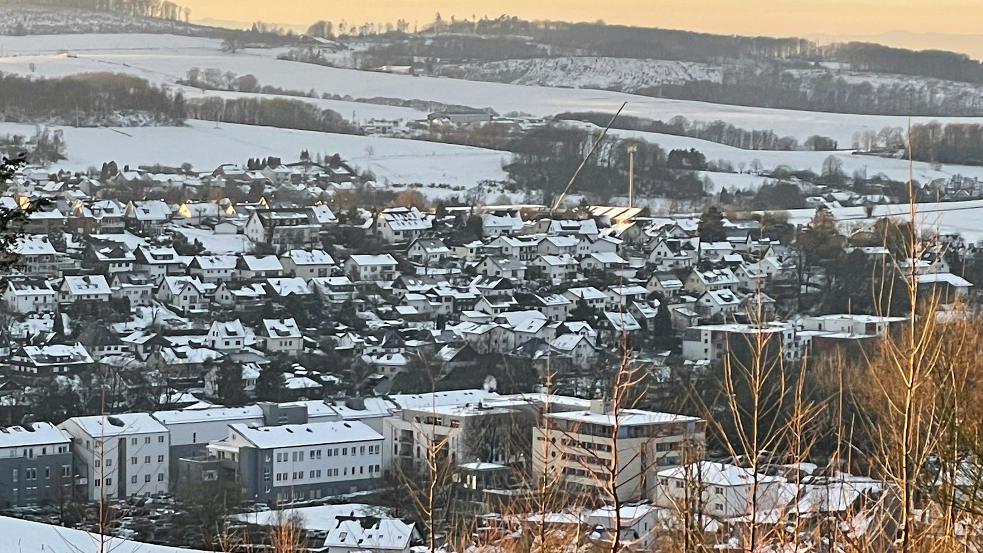 Winterlicher Blick vom Brungerst in Richtung LIndlar Ortsmitte, im Vordergrund das Rathaus.