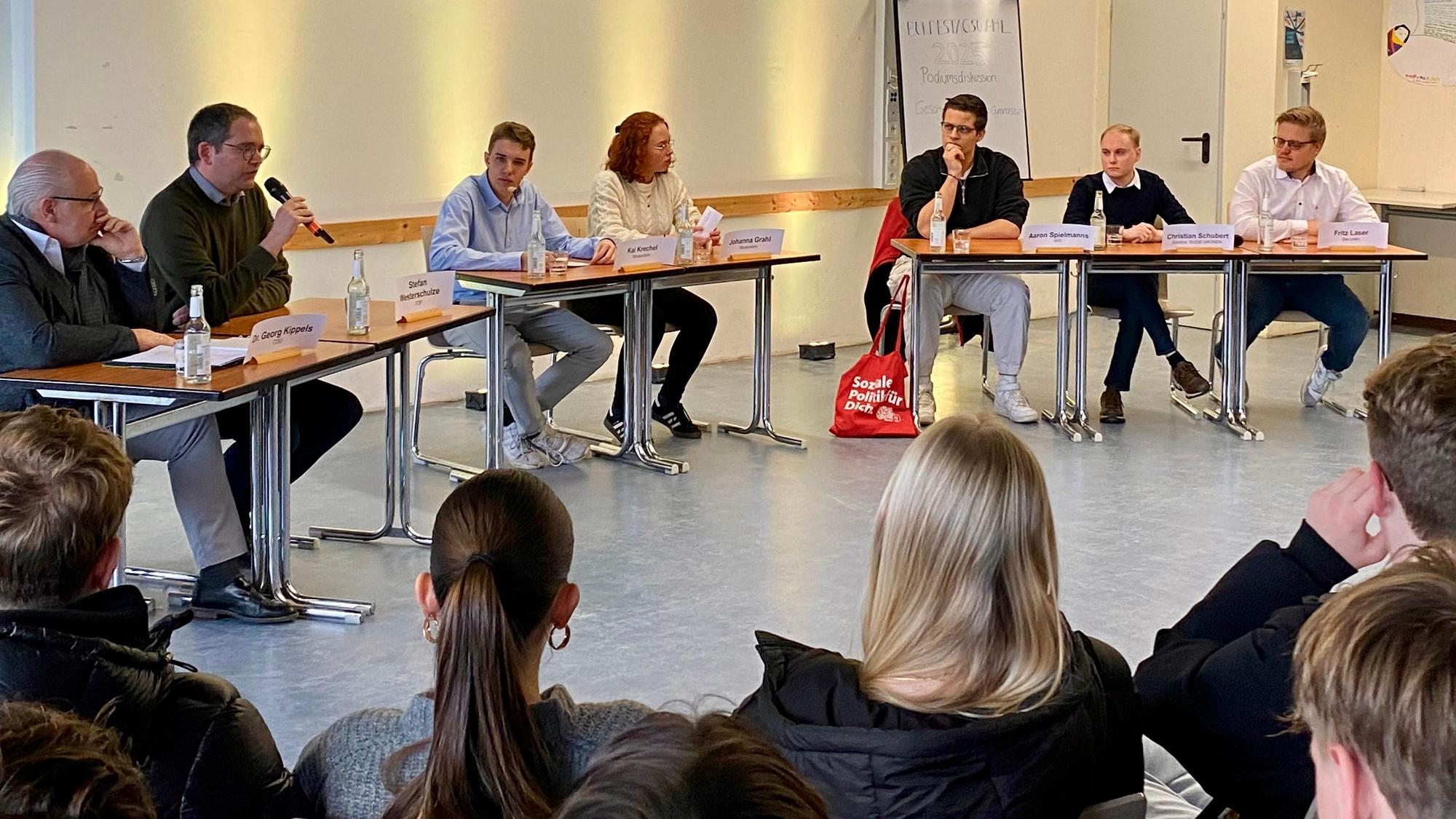 Das Bild zeigt mehrere Kandidaten, die für den Bundestag kandidieren. Sie waren zu Gast im Geschwister-Scholl-Gymnasium in Pulheim.