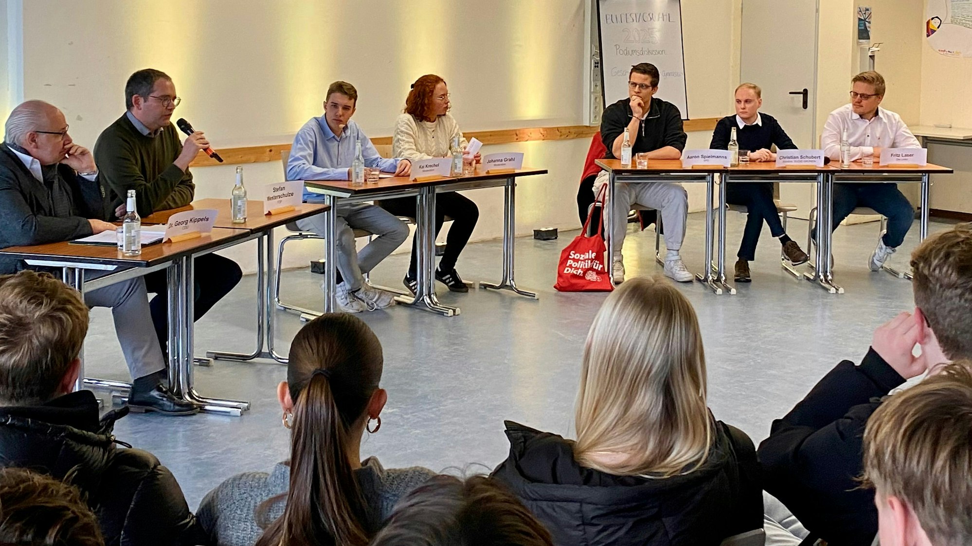 Das Bild zeigt mehrere Kandidaten, die für den Bundestag kandidieren. Sie waren zu Gast im Geschwister-Scholl-Gymnasium in Pulheim.