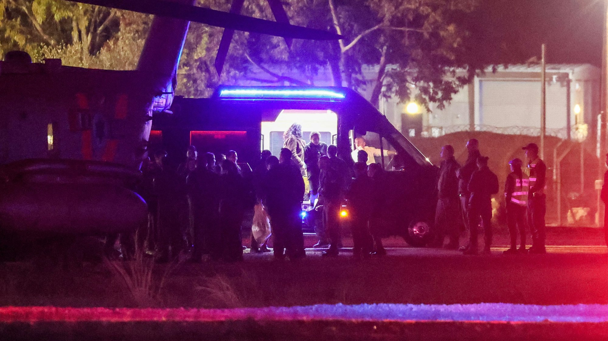 Die drei freigelassenen israelischen Geiseln steigen aus einem Lieferwagen aus, bevor sie in einen Transporthubschrauber der israelischen Luftwaffe steigen.