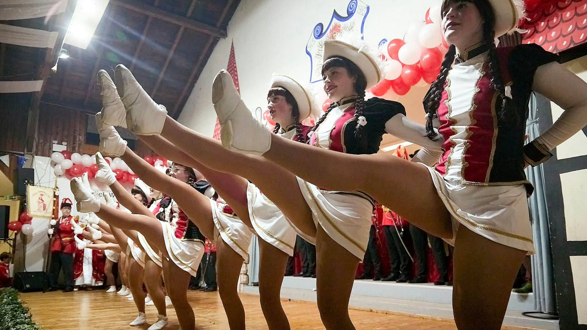 Die Tänzerinnen der Kallbachmücken werfen bei ihrem Auftritt die Beine in die Luft.