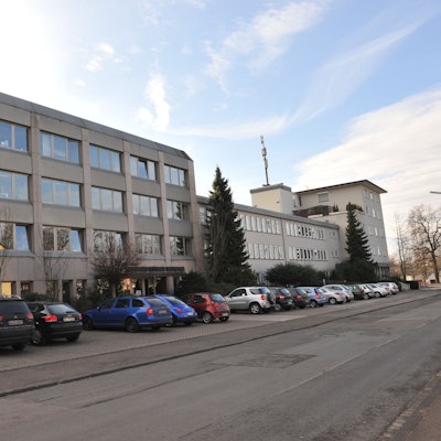 Autos parken vor dem Gustav-Lübbe-Haus an der Scheidtbachstraße in Bergisch Gladbach.