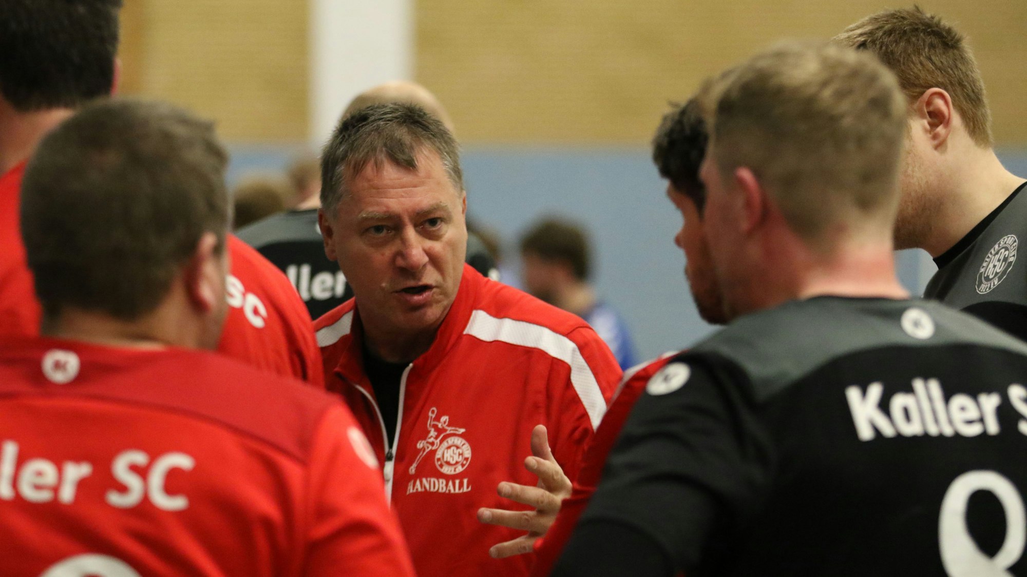 Wolfgang Kirfel bei einer Ansprache an sein Team.