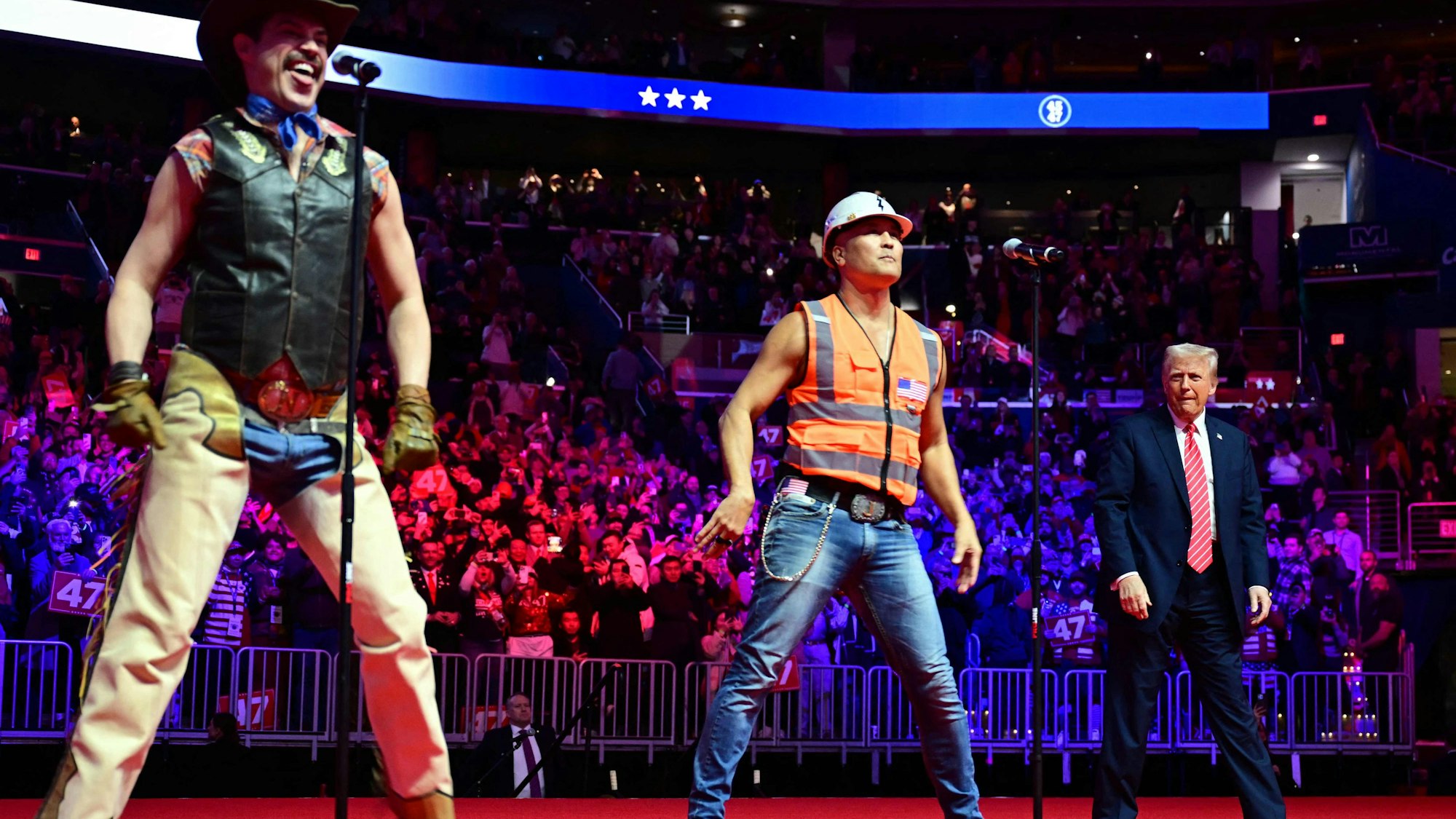 Bühnenszene mit Band un dem US-Präsidenten aus dem Wahlkampf.