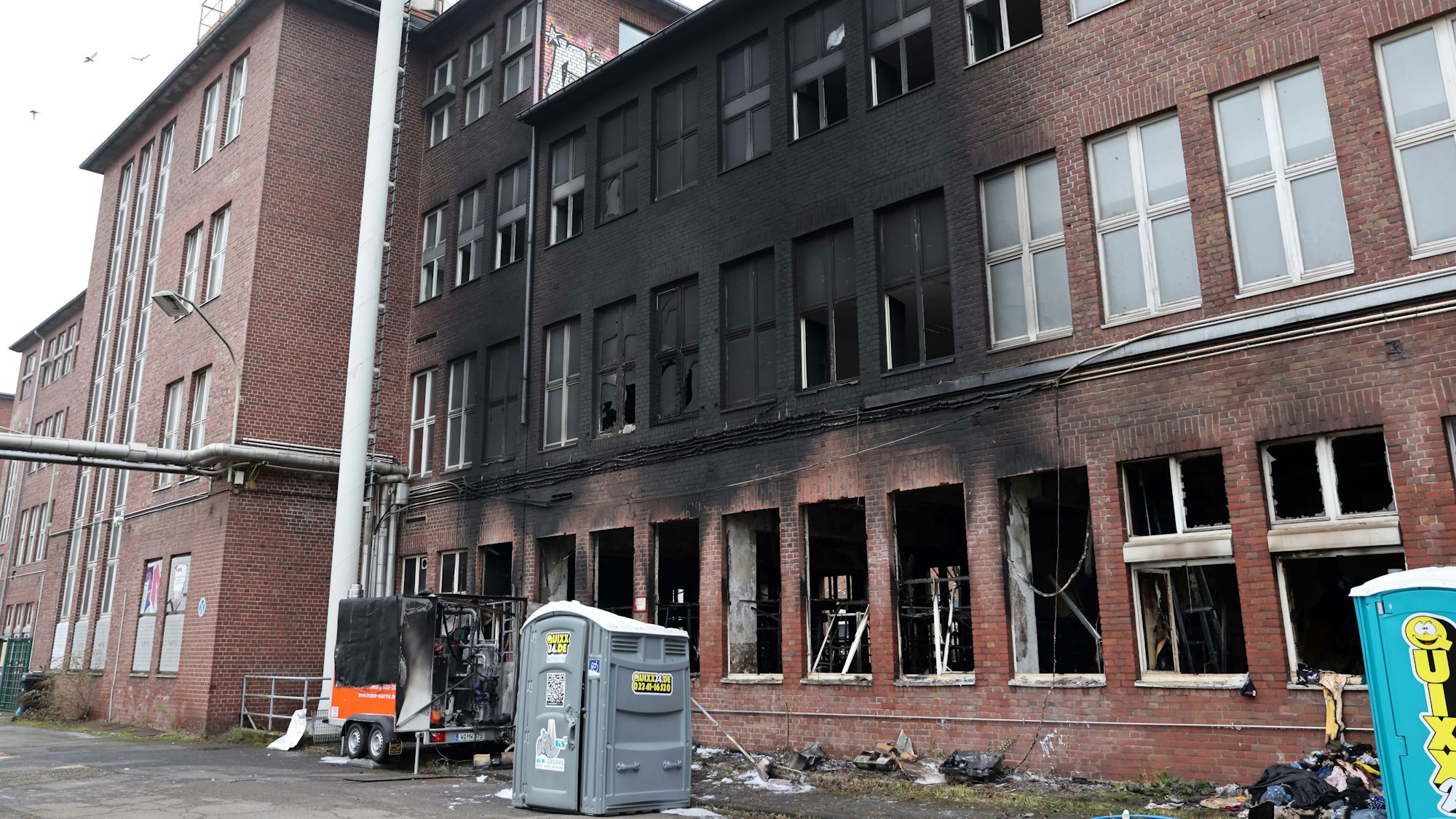 Die ausgebrannte Lagerhalle der Diakonie in Kalk.