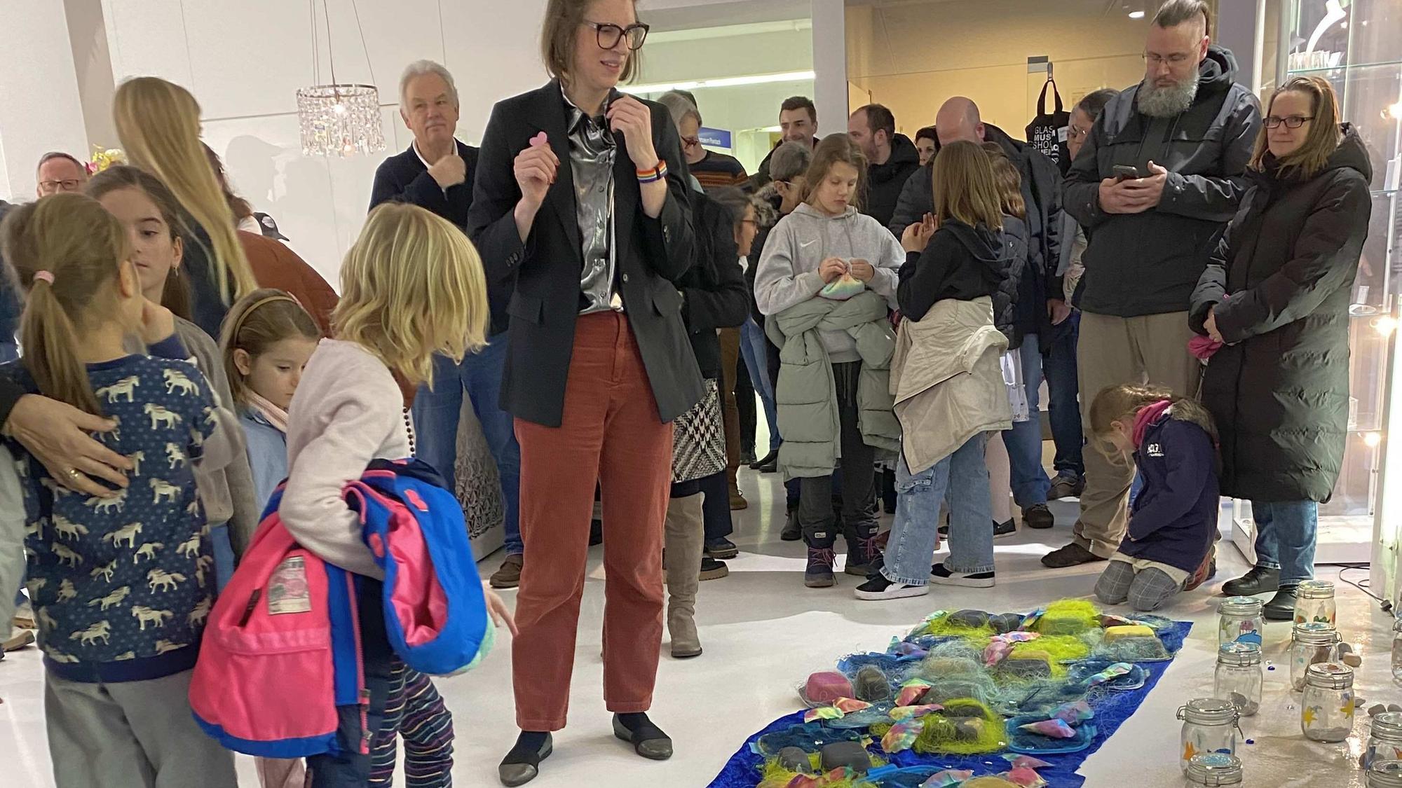 Beim Rundgang durch die Ausstellung erklärten die Kinder der Museumsleiterin Caroline Heise ihre Werke.