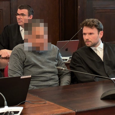 Das Gesicht des Angeklagten ist auf diesem Bild unkenntlich gemacht worden.