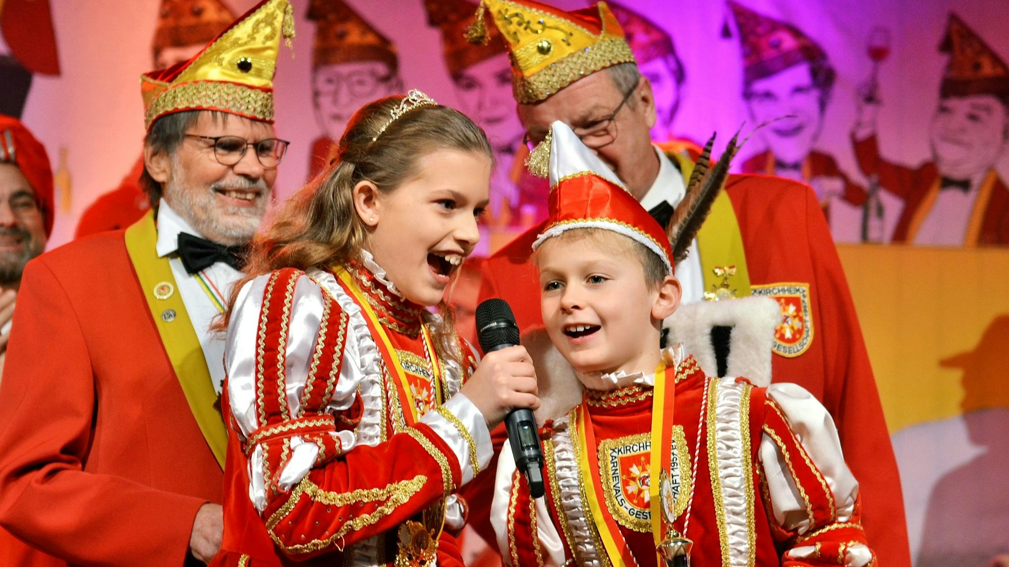 Das Bild zeigt die Kindertollitäten während ihres Auftritts auf der Bühne in Kirchheim.