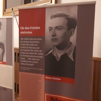 Auf Plakatwänden sind die Widerständler zur NS-Zeit dargestellt, und auf welche Weise sie gegen das Regime kämpften.