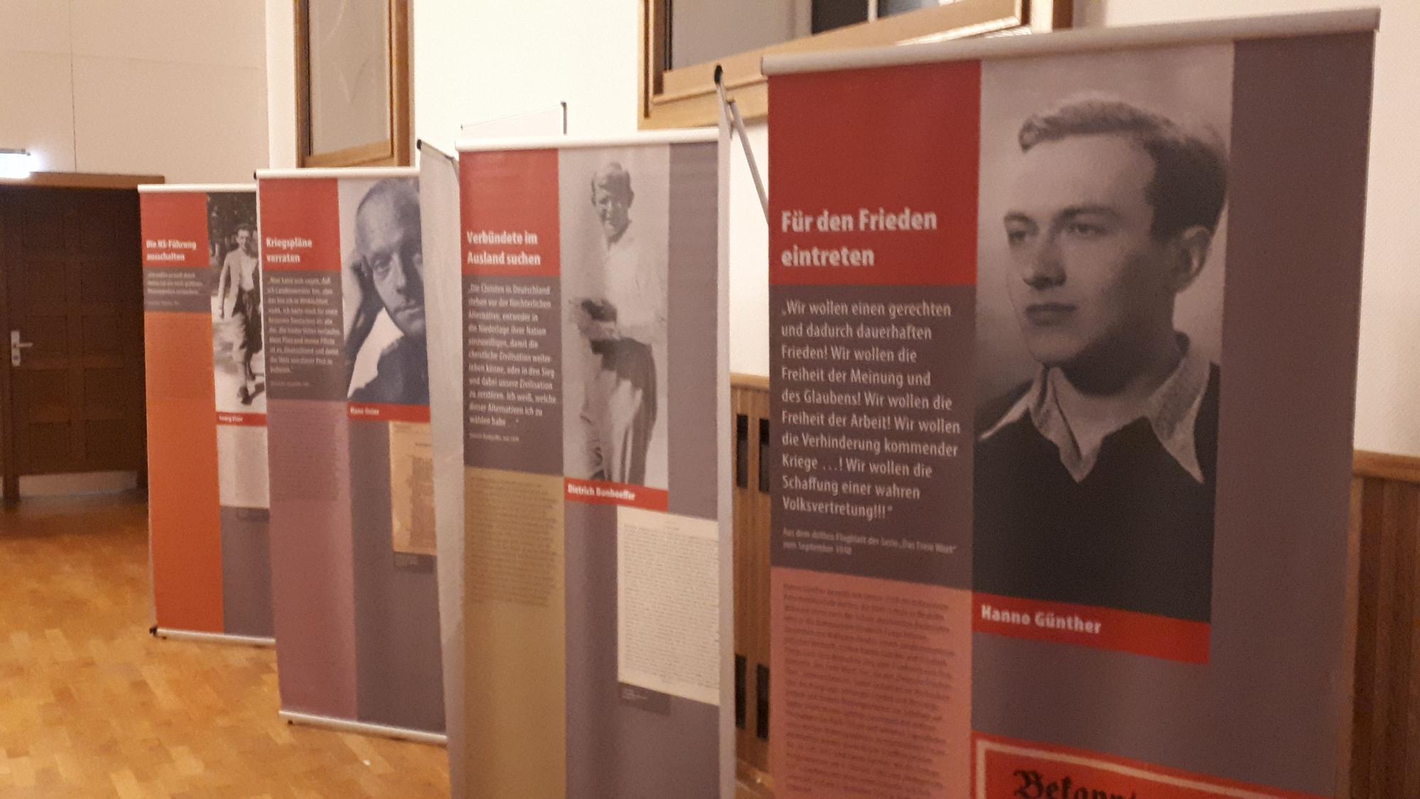 Auf Plakatwänden sind die Widerständler zur NS-Zeit dargestellt, und auf welche Weise sie gegen das Regime kämpften.