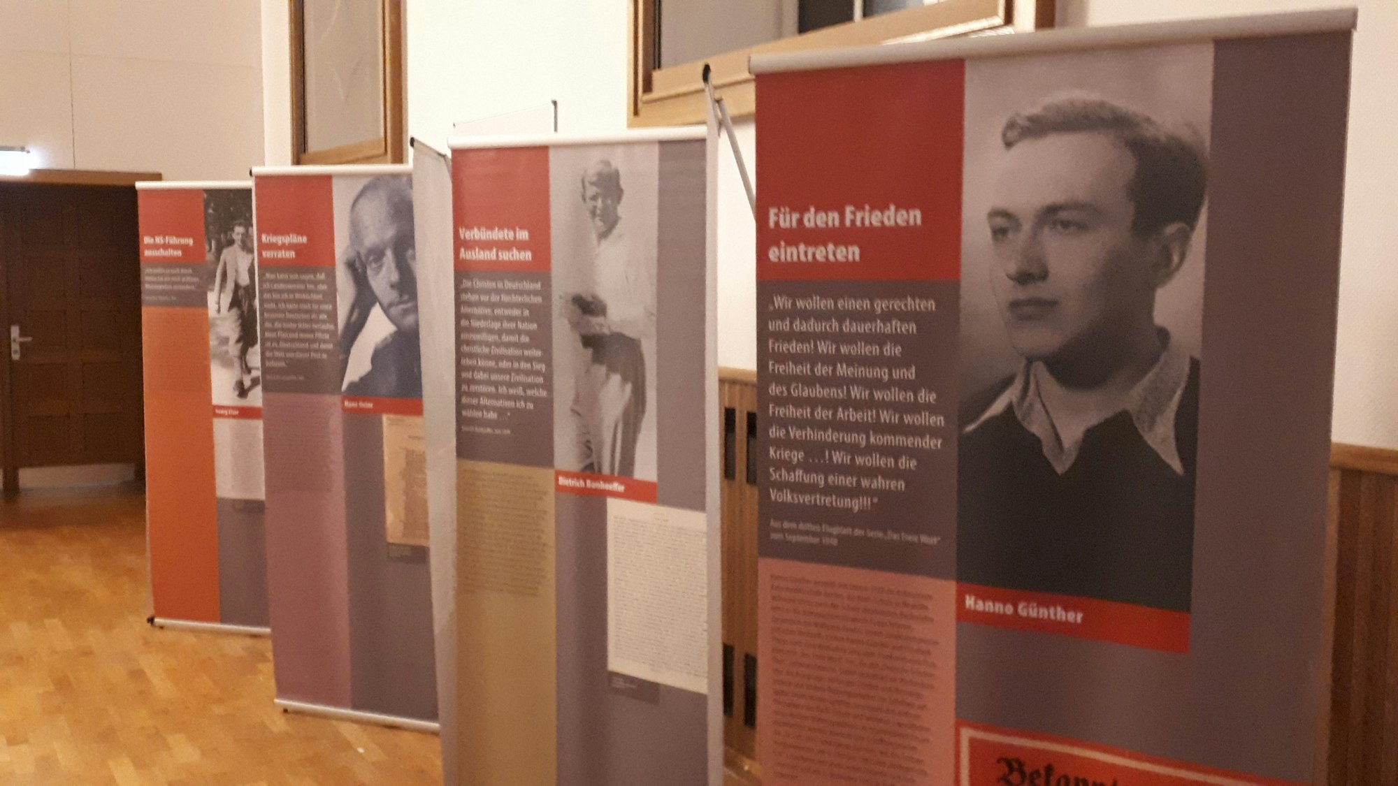 Auf Plakatwänden sind die Widerständler zur NS-Zeit dargestellt, und auf welche Weise sie gegen das Regime kämpften.