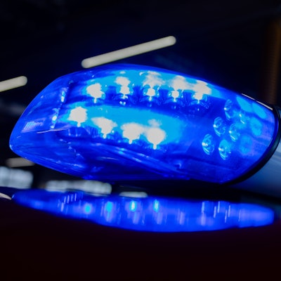 PRODUKTION - 11.01.2024, Nordrhein-Westfalen, Leverkusen: Ein Blaulicht leuchtet auf einem Feuerwehrwagen in der Hauptfeuer- und Rettungswache der Feuerwehr Leverkusen. (zu dpa: «Hausbrand in Bonn: Nachbarn retten verletzte Mutter und Kind») Foto: Rolf Vennenbernd/dpa +++ dpa-Bildfunk +++