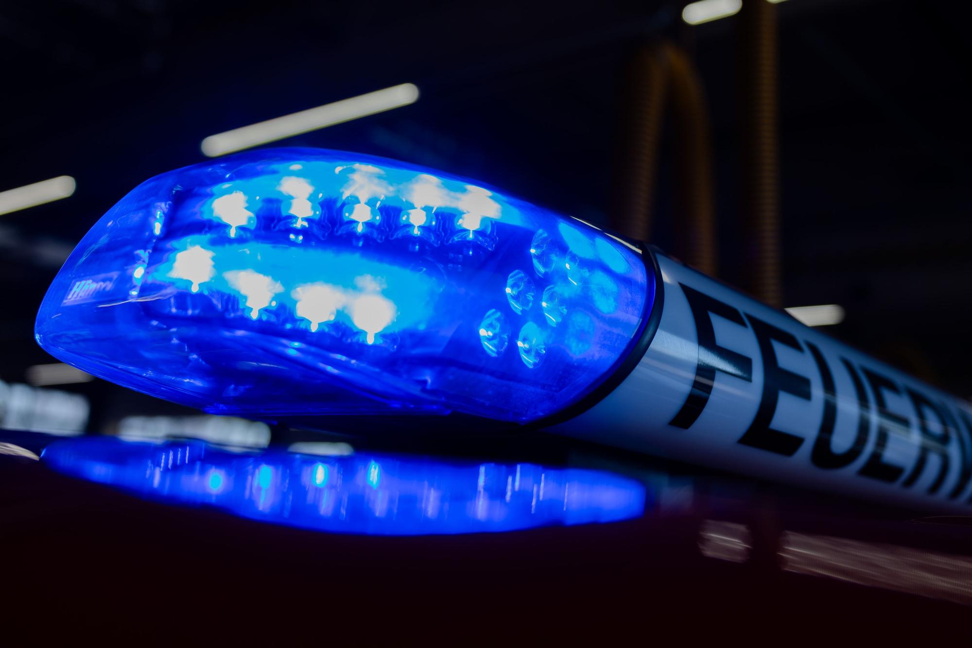 PRODUKTION - 11.01.2024, Nordrhein-Westfalen, Leverkusen: Ein Blaulicht leuchtet auf einem Feuerwehrwagen in der Hauptfeuer- und Rettungswache der Feuerwehr Leverkusen. (zu dpa: «Hausbrand in Bonn: Nachbarn retten verletzte Mutter und Kind») Foto: Rolf Vennenbernd/dpa +++ dpa-Bildfunk +++