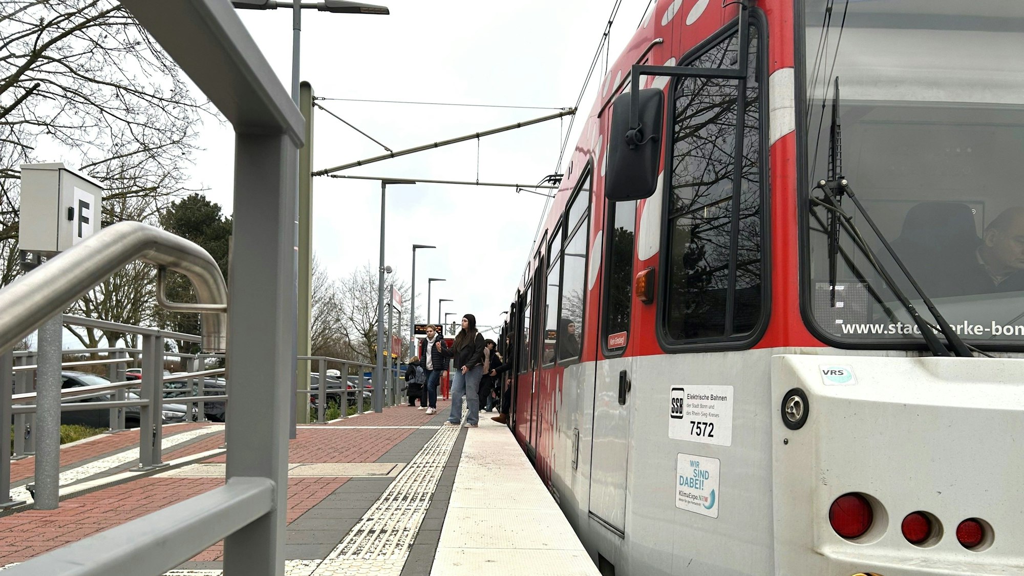 Zu sehen ist ein Bahnsteig.