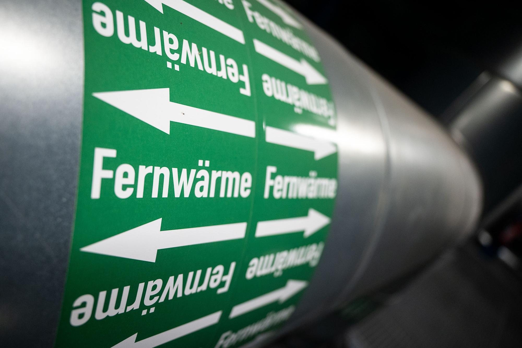 Leitungen sind in der Fernwärmeverteilerstation eines Heizkraftwerks zu sehen.