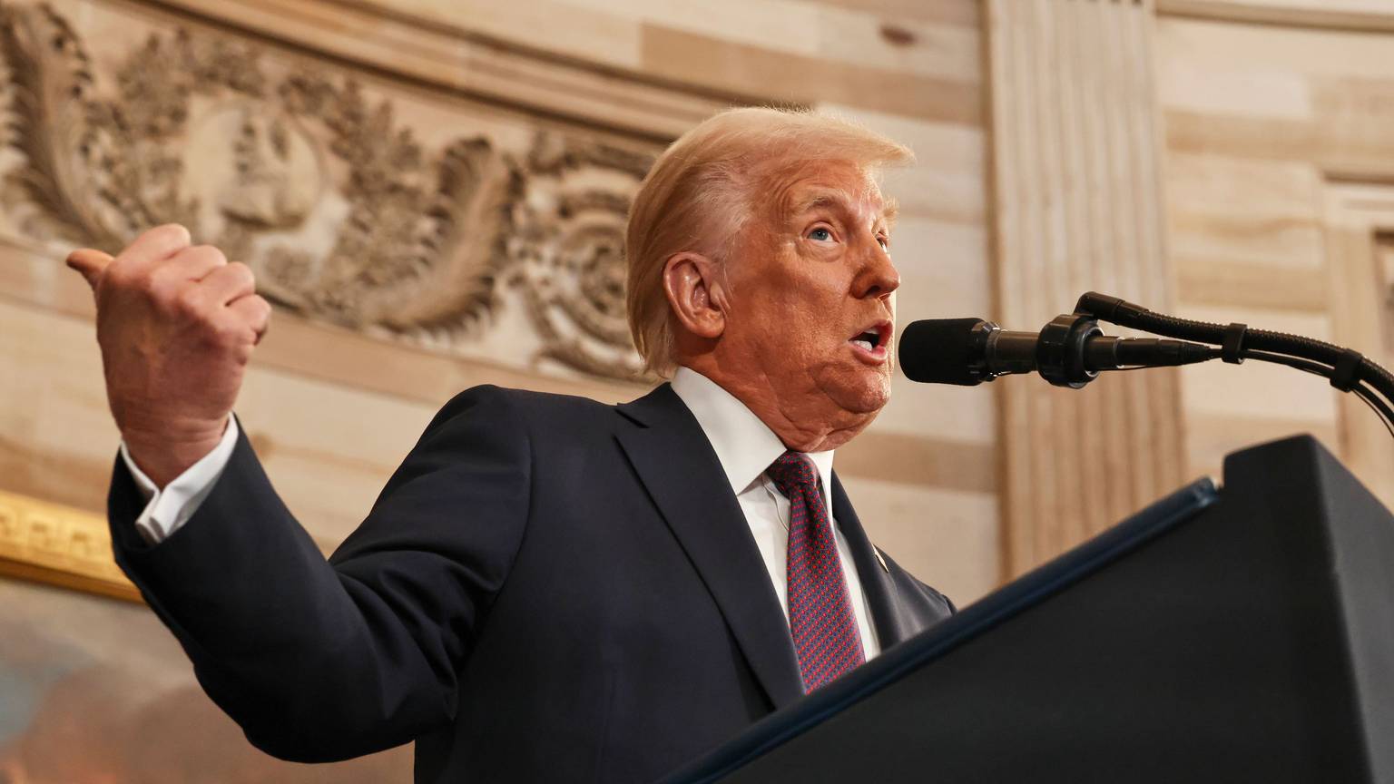 Präsident Donald Trump spricht während der Amtseinführung des Präsidenten in der Rotunde des US-Kapitols in Washington.