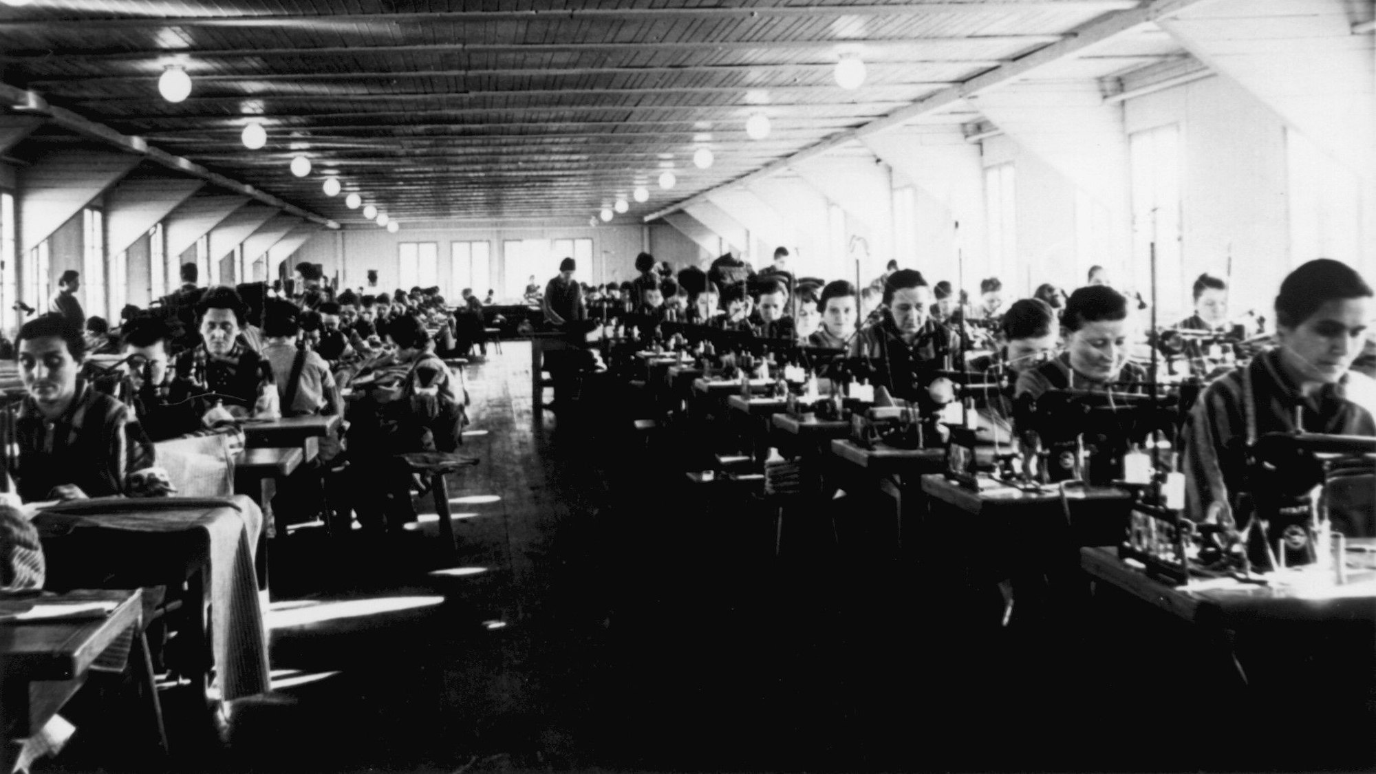 Das Foto zeigt Häftlingsarbeit in der Schneiderei des Konzentrationslagers Ravensbrück.