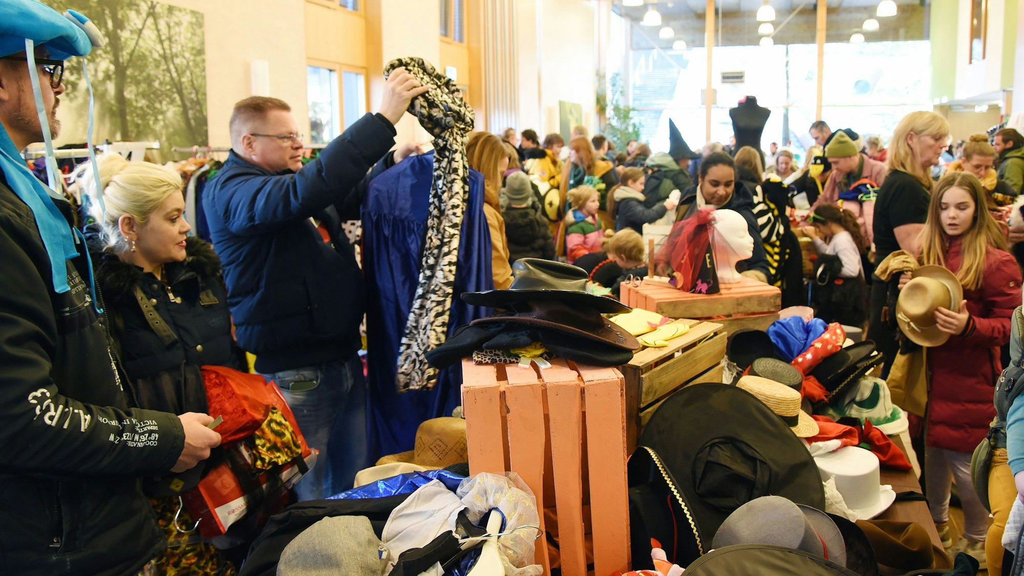 Das Foto zeigt viele Menschen und Kostüme.