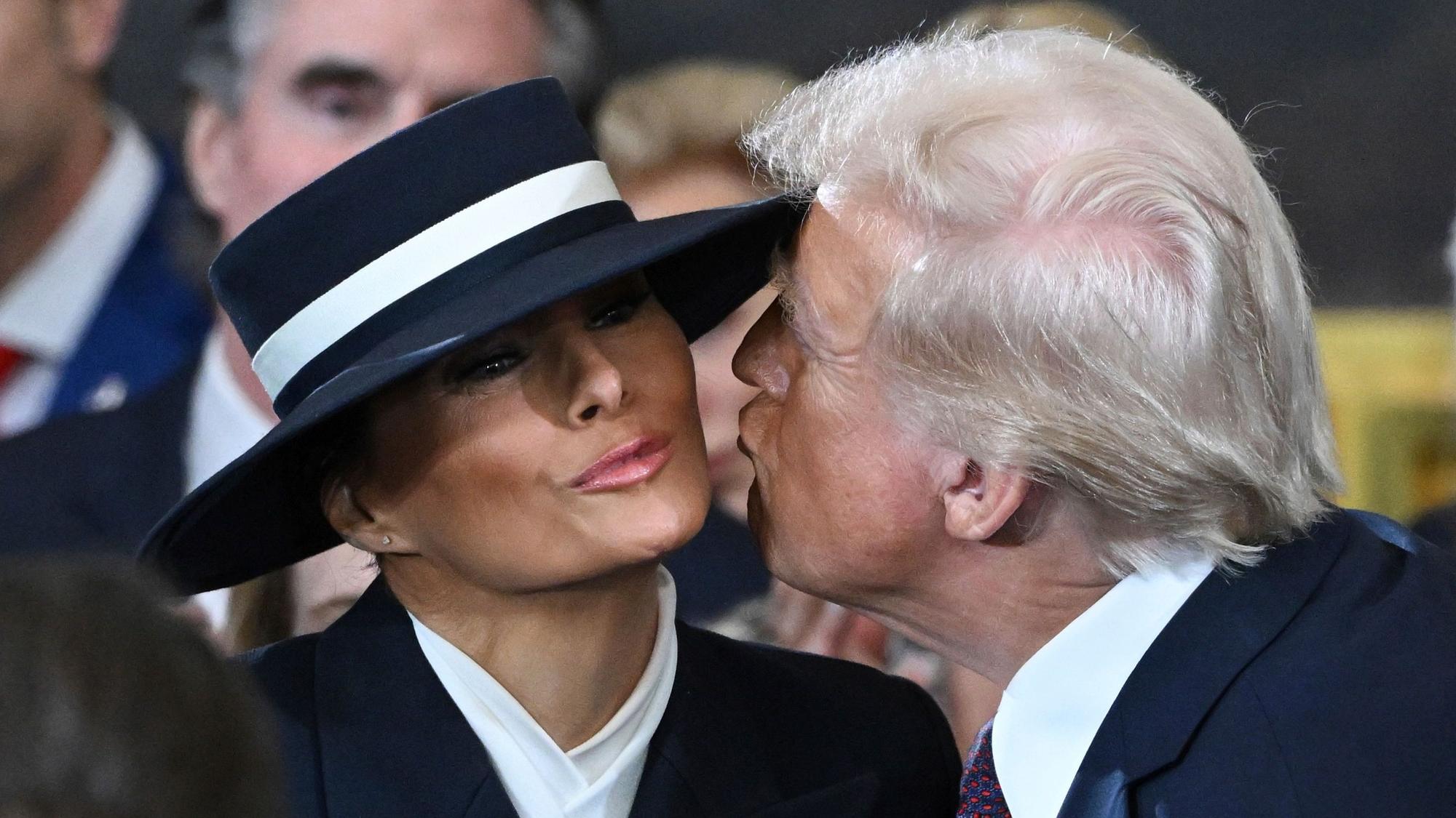 Donald Trump muss sich strecken, um seine Melania zu erreichen.