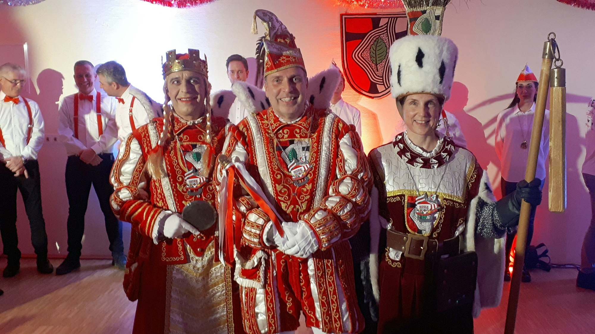 Das Escher Dreigestirn mit einer Frau als Bauer steht auf einer Bühne.