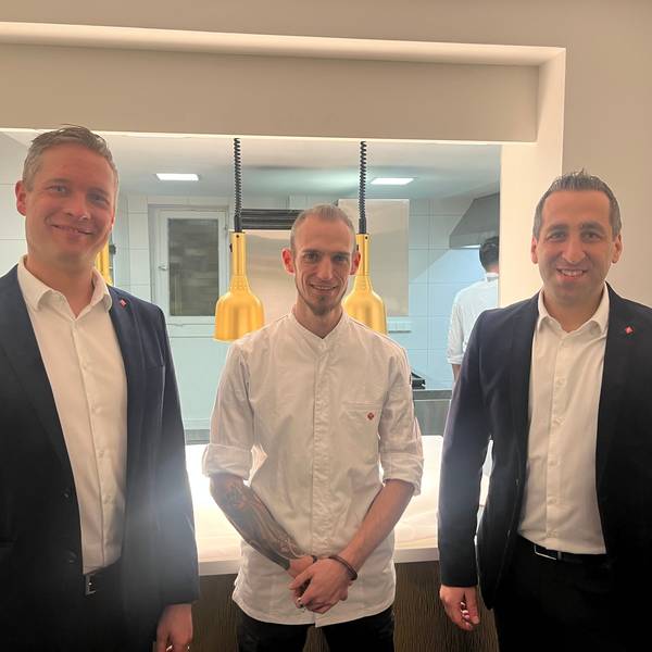 In Stadt Blankenberg wird am Mittwoch das Restaurant Sevidian eröffnet, mit Küchenchef Cyril Becker (M.). Gastgeber David (l.) und Sebastian (r.) Heitmann freuen sich, dass es los geht.
