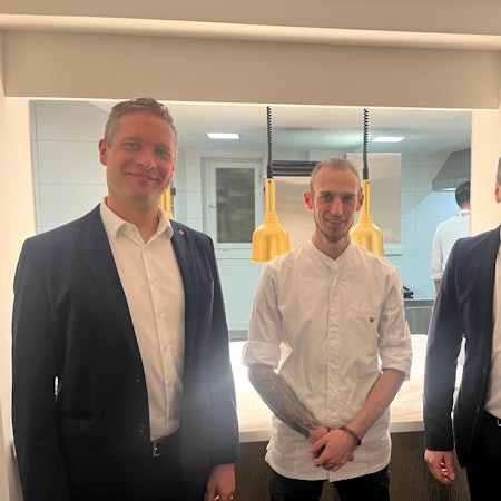 In Stadt Blankenberg wird am Mittwoch das Restaurant Sevidian eröffnet, mit Küchenchef Cyril Becker (M.). Gastgeber David (l.) und Sebastian (r.) Heitmann  freuen sich, dass es los geht.