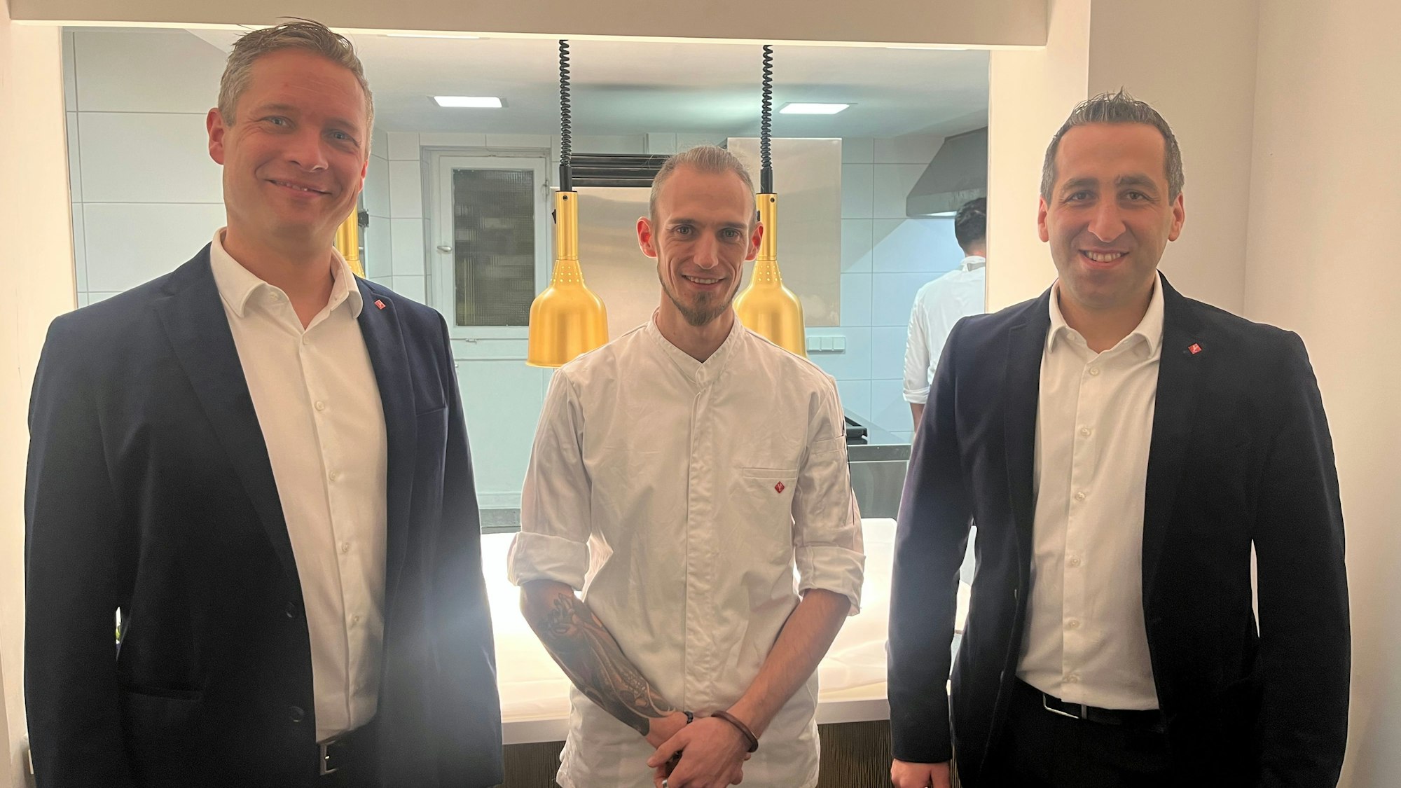 In Stadt Blankenberg wird am Mittwoch das Restaurant Sevidian eröffnet, mit Küchenchef Cyril Becker (M.). Gastgeber David (l.) und Sebastian (r.) Heitmann  freuen sich, dass es los geht.
