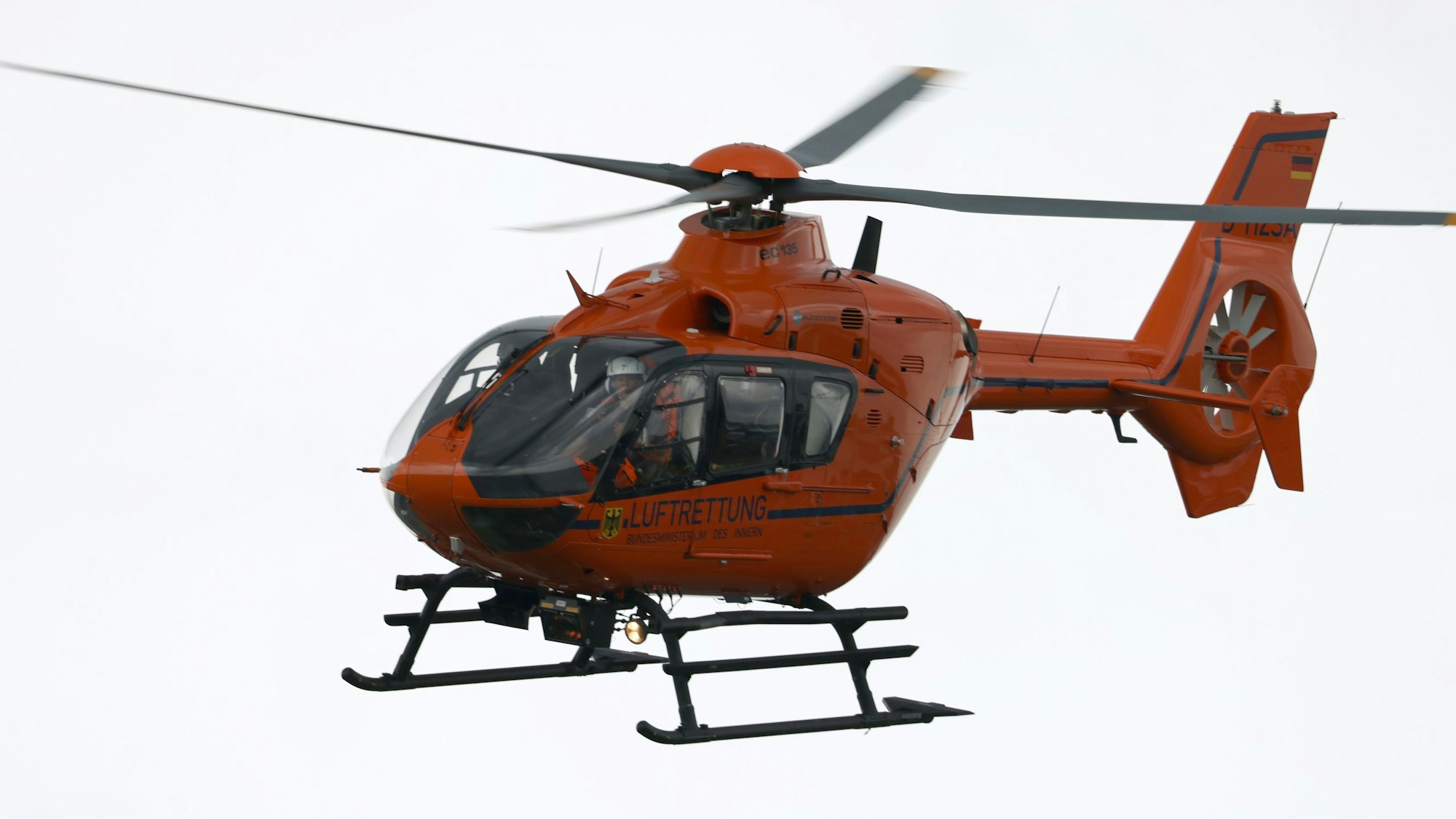 Das Bild zeigt einen Rettungshubschrauber in der Luft.