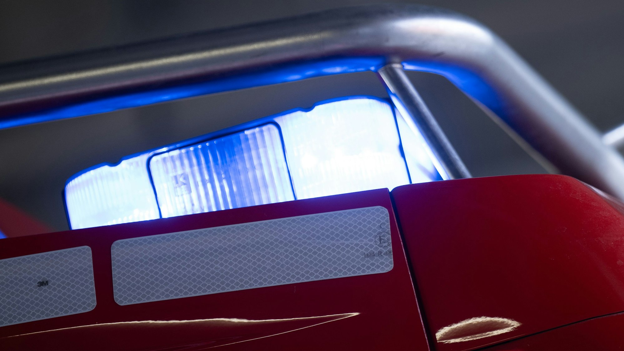 Ein Blaulicht leuchtet auf einem Feuerwehrwagen der Feuerwehr.