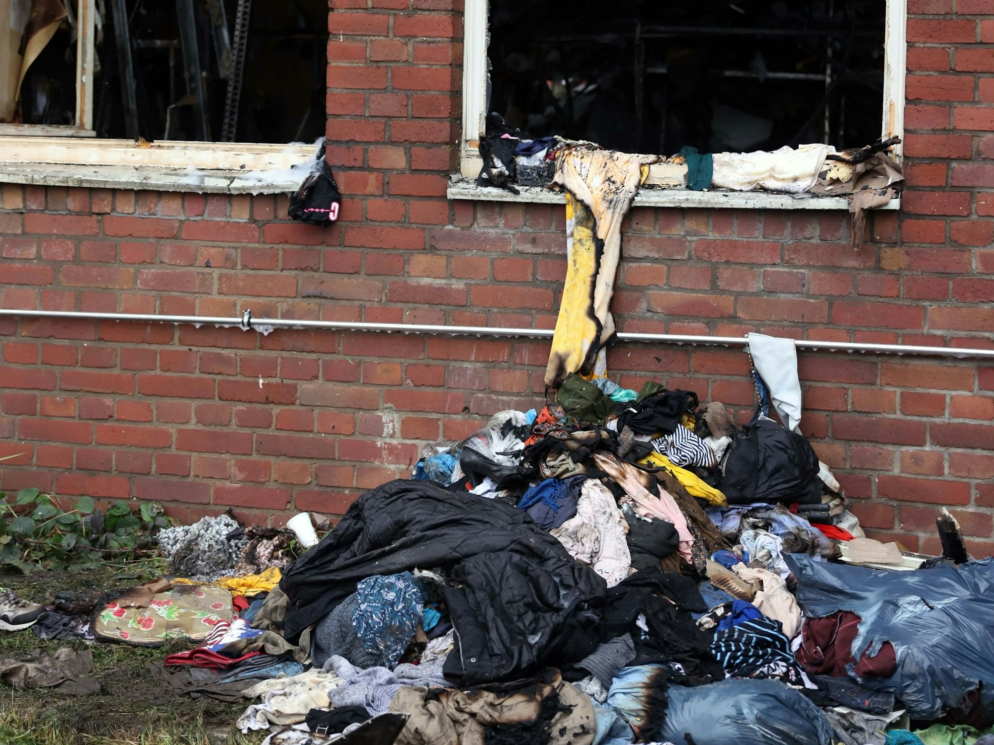 Etliche Kleidungsstücke fielen den Flammen zum Opfer.