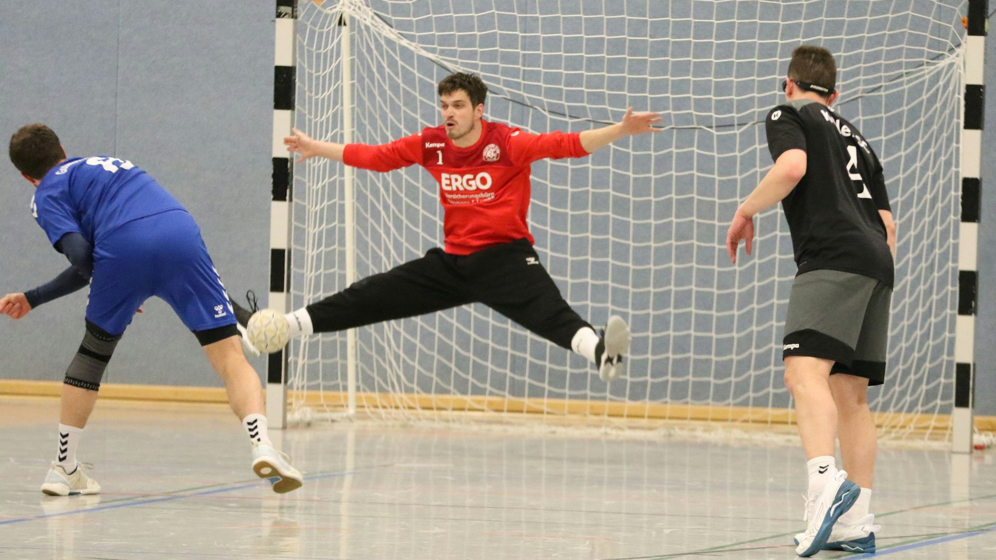 Kalls Torwart wirft sich einem Siebenmeter entgegen.