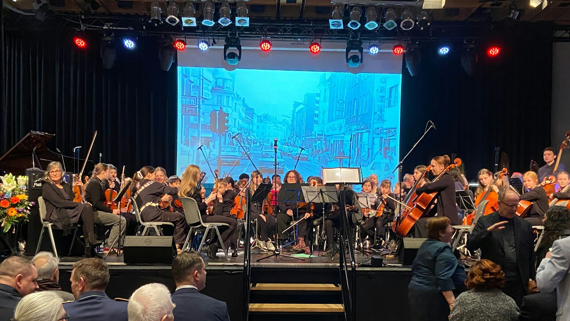 Ein großes Orchester der Carl-Stamitz-Musikschule bereicherte die Feierstunde im Saal des Bezirksrathauses mit Musikbeiträgen.