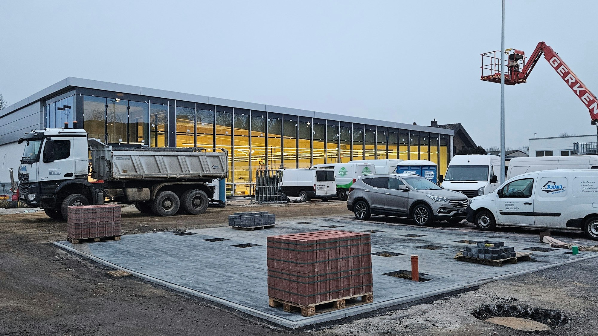 Zu sehen ist die Baustelle für einen Discounter.