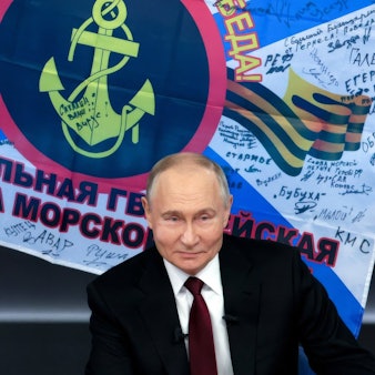 Während seiner traditionellen Pressekonferenz am Jahresende posierte Kremlchef Wladimir Putin vor der Flagge der 155. Marineinfanteriebrigade der russischen Pazifikflotte. Der Elite-Einheit werden seit Kriegsbeginn zahlreiche Gräueltaten vorgeworfen. (Archivbild)