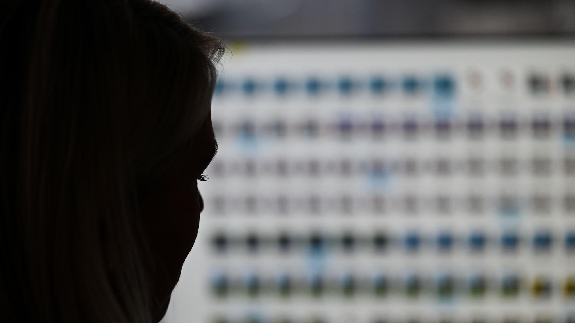 Eine Ermittlerin sitzt vor einem Monitor mit Kinderpornografie-Fotodateien.