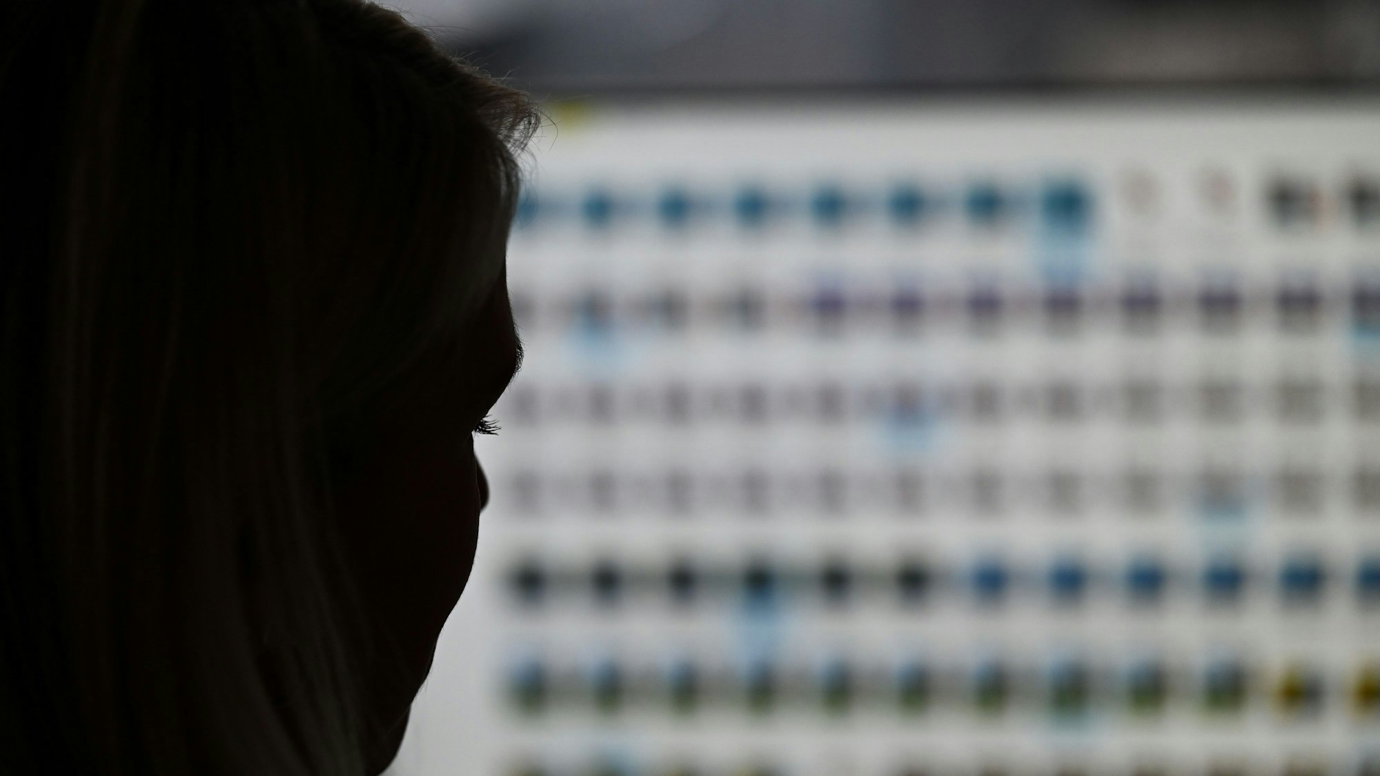 Eine Ermittlerin sitzt vor einem Monitor mit Kinderpornografie-Fotodateien.