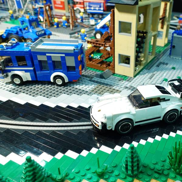 Alles fährt: Stillstand soll es am kommenden Wochenende auf der großen Klemmbaustein-Autobahn im Waldbröler Naturerlebnispark Panarbora nicht geben. Das Foto zeigt einen Porsche aus Klemmbausteinen auf der Piste.