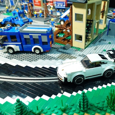 Alles fährt: Stillstand soll es am kommenden Wochenende auf der großen Klemmbaustein-Autobahn im Waldbröler Naturerlebnispark Panarbora nicht geben. Das Foto zeigt einen Porsche aus Klemmbausteinen auf der Piste.