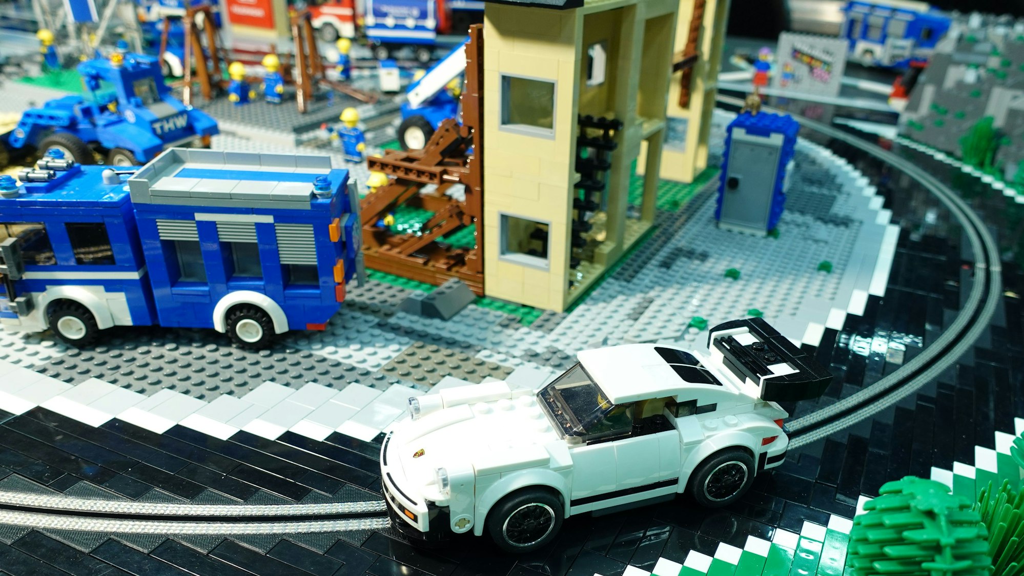 Alles fährt: Stillstand soll es am kommenden Wochenende auf der großen Klemmbaustein-Autobahn im Waldbröler Naturerlebnispark Panarbora nicht geben. Das Foto zeigt einen Porsche aus Klemmbausteinen auf der Piste.