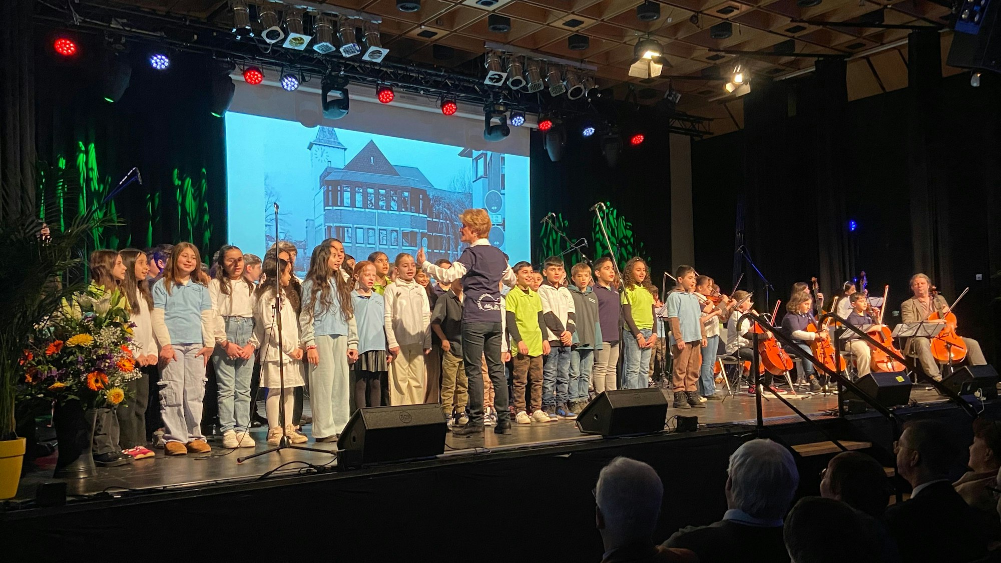 Ein gutes Miteinander von Menschen jeder Herkunft besangen Kinder der Grundschule Hauptstraße mit einem ergreifenden Vortrag des Kölschen Stammbaums.