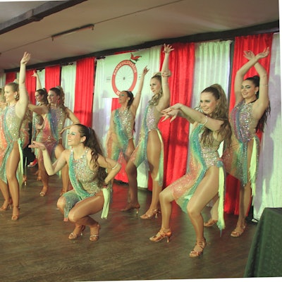 Das Bild zeigt eine Frauentanzgruppe in glitzernden Kostümen.