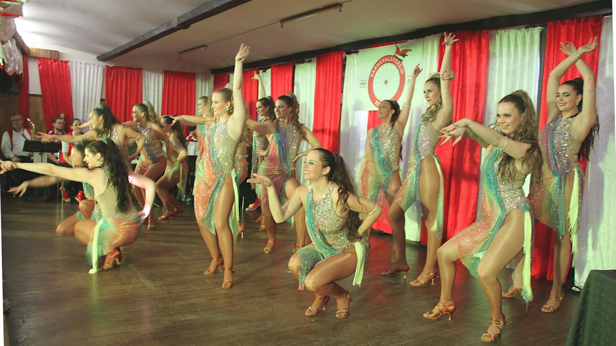 Das Bild zeigt eine Frauentanzgruppe in glitzernden Kostümen.