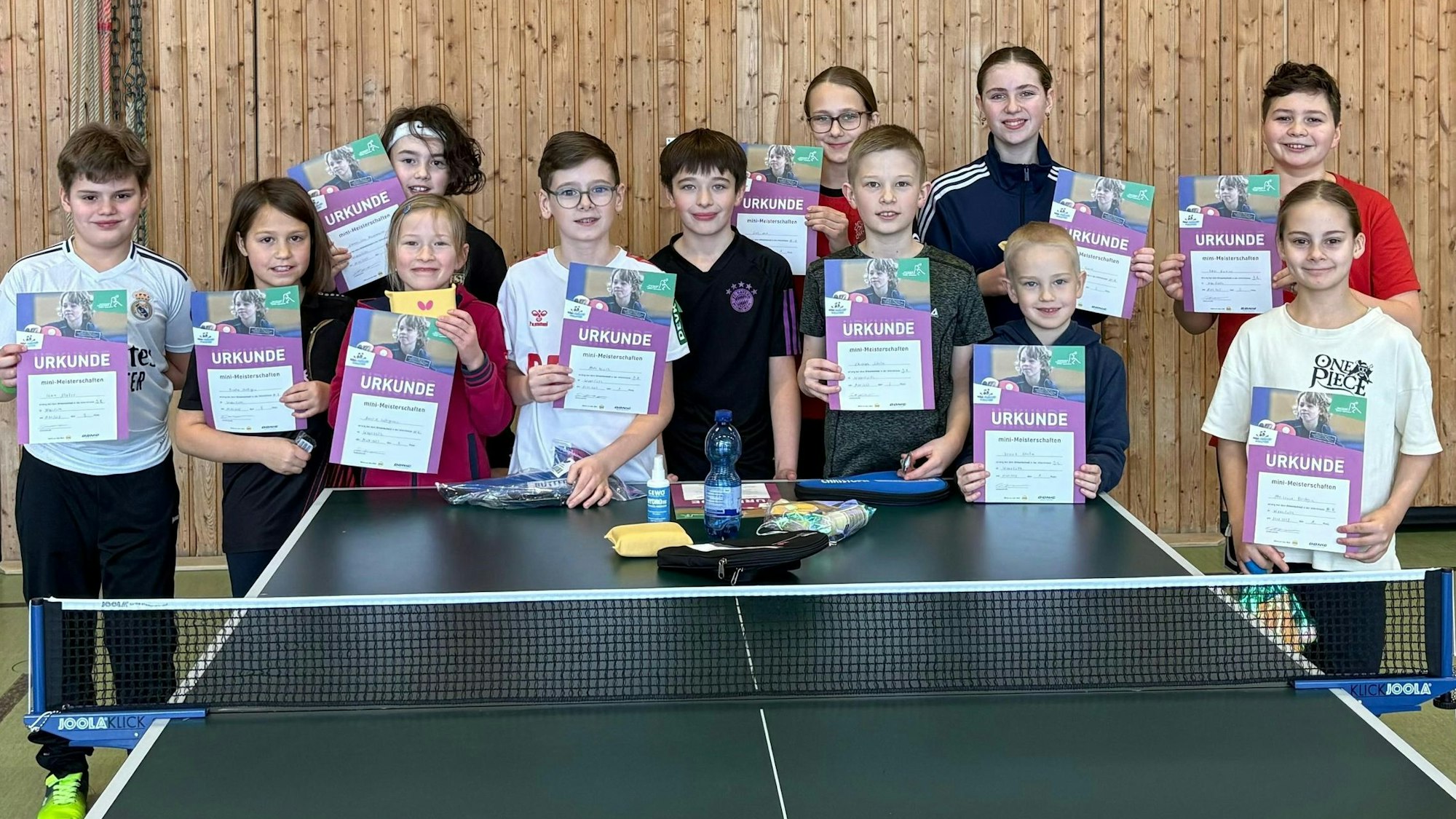 Zufrieden schauen die Teilnehmerinnen und Teilnehmer des Ortsentscheids in Wipperfürth in die Kamera.