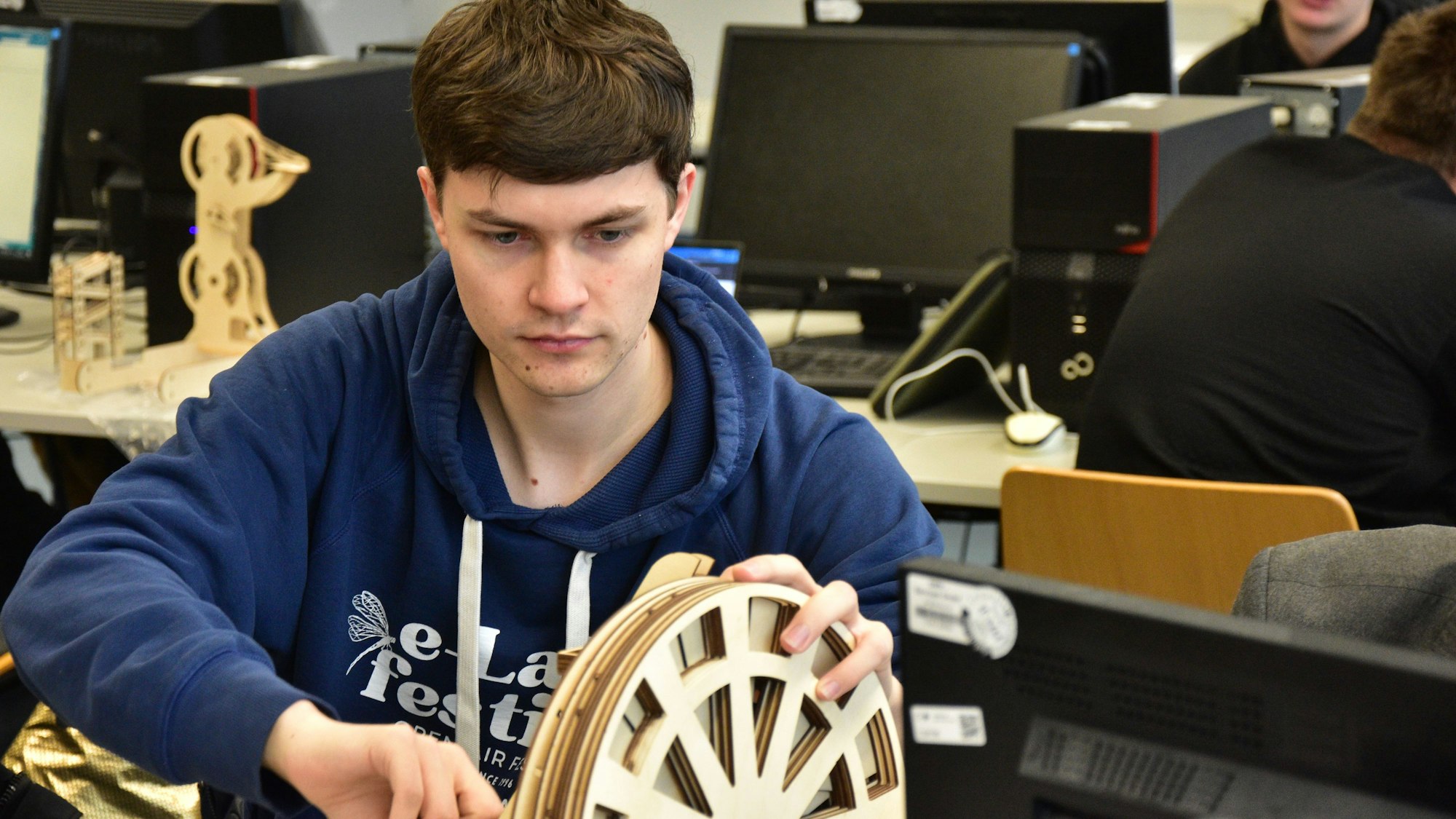 Ein junger Mann arbeitet in einem Techniklabor.