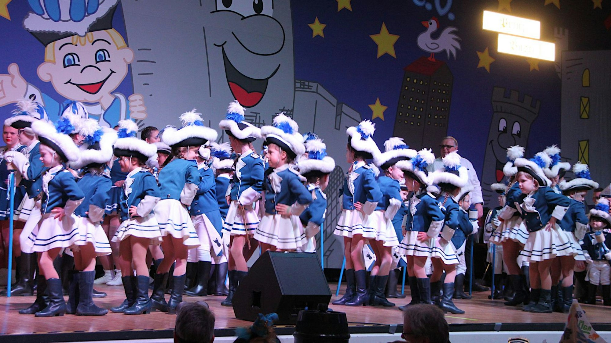 Das Bild zeigt den Nachwuchs der Blaue Funken auf der Bühne.