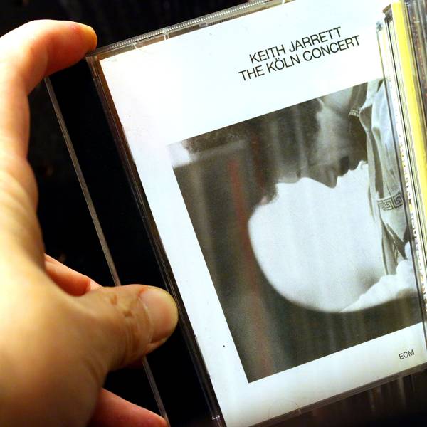 ARCHIV - 14.01.2015, Nordrhein-Westfalen, Köln: Ein Mann nimmt am 15.01.2015 in Köln (Nordrhein-Westfalen) die CD "The Köln Concert" von Keith Jarrett aus dem Regal. Mit dem «Köln Concert» hat Keith Jarrett vor 40 Jahren die Tür zum Jazz für viele neue Fans aufgestoßen. Foto\ Oliver Berg/dpa +++(c) dpa - Bildfunk+++ (zu dpa: «Wie ein Jazz-Konzert legendär wurde») Foto: Oliver Berg/dpa +++ dpa-Bildfunk +++